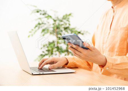 スマホを操作するシニア女性 101452968