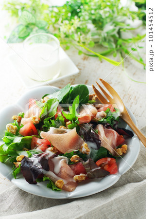 トマトと生ハムのサラダ トマトと生ハムのサラダ 101454512