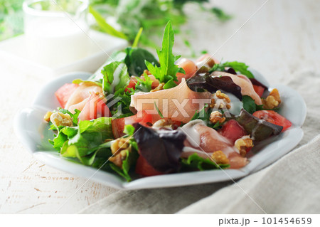 トマトと生ハムのサラダ 101454659