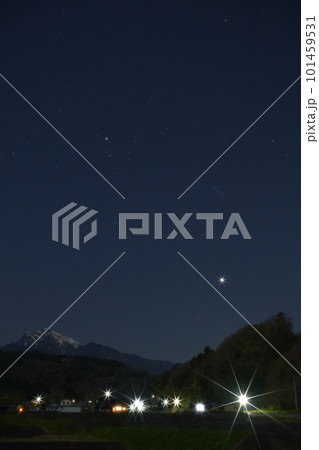北杜市武川町、一際輝く宵の明星と冬の星々 北杜市武川町、一際輝く宵の明星と冬の星々 101459531