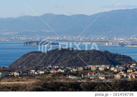 横須賀市大楠山から望む相模湾・江の島と丹沢の山並 横須賀市大楠山から望む相模湾・江の島と丹沢の山並 101459736