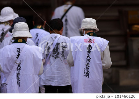 お寺でお参りお遍路さん 101460120