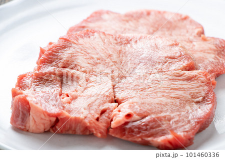 厚切り牛タン(焼肉用)のアップ。 101460336