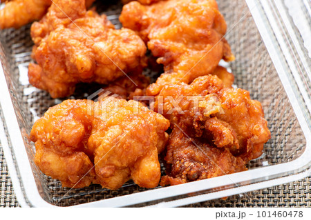透明プラスチック容器に入れられた、鶏肉の唐揚げ。 透明プラスチック容器に入れられた、鶏肉の唐揚げ。 101460478