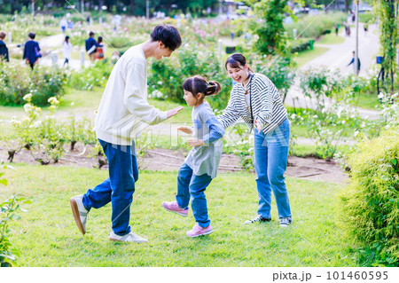 公園で遊ぶ女の子と両親 公園で遊ぶ女の子と両親 101460595