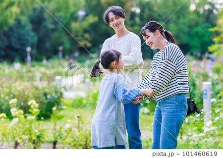 公園で過ごす女の子と両親 101460619