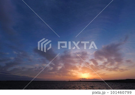 ダイナミックな雲が夕空に広がった港の風景・超広角・空主体・230411pm ダイナミックな雲が夕空に広がった港の風景・超広角・空主体・230411pm 101460799