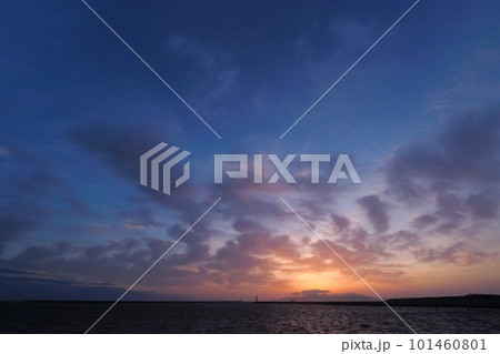 ダイナミックな雲が夕空に広がった港の風景・超広角・空主体・230411pm ダイナミックな雲が夕空に広がった港の風景・超広角・空主体・230411pm 101460801