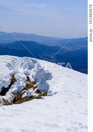 残雪期の谷川岳山頂付近・今にも崩れそうな雪庇(雪崩注意) 残雪期の谷川岳山頂付近・今にも崩れそうな雪庇(雪崩注意) 101460878