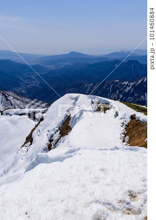 残雪期の谷川岳山頂付近・今にも崩れそうな雪庇（雪崩注意） 101460884