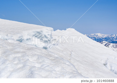 残雪期の谷川岳山頂付近・今にも崩れそうな雪庇(雪崩注意) 残雪期の谷川岳山頂付近・今にも崩れそうな雪庇(雪崩注意) 101460888