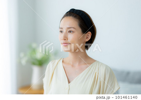 スキンケアをする若い女性 101461140
