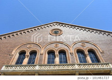 青空に映える一橋大学兼松講堂 101461727