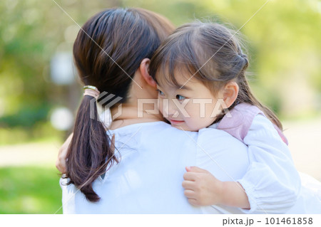 女の子を抱きしめるお母さん 101461858