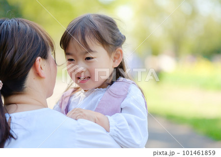 女の子を抱きしめるお母さん 101461859