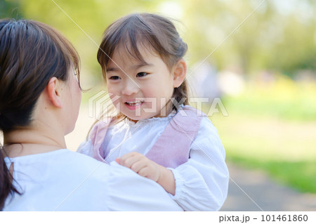 女の子を抱きしめるお母さん 101461860