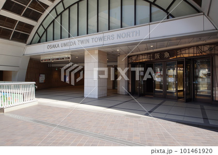 青空にそびえ立つ高層ビル 阪急梅田 JR大阪駅 青空にそびえ立つ高層ビル 阪急梅田 JR大阪駅 101461920