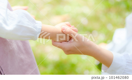 女の子の手を握るお母さん 女の子の手を握るお母さん 101462080