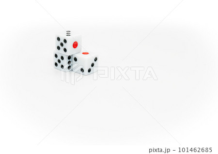 白い背景とサイコロ 101462685