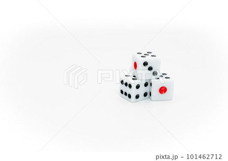 白い背景とサイコロ 101462712