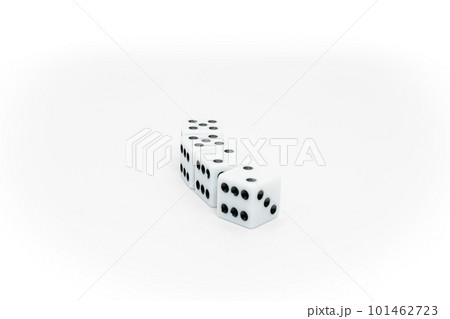 白い背景とサイコロ 101462723