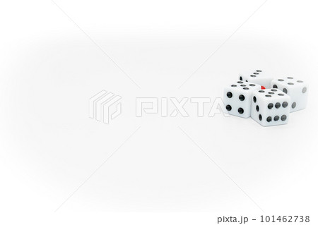 白い背景とサイコロ 101462738