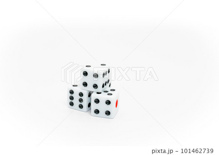 白い背景とサイコロ 101462739