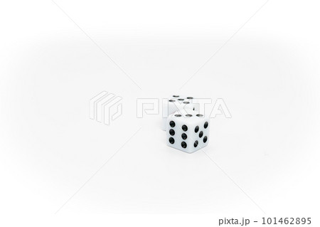 白い背景のサイコロ 101462895