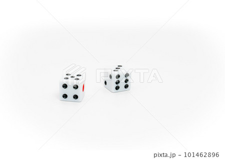 白い背景のサイコロ 101462896