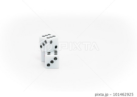 白い背景のサイコロ 101462925