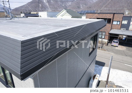 雪庇雪害でへこんだ庇の様子を空撮（住宅リフォームのビフォーアフター） 101463531