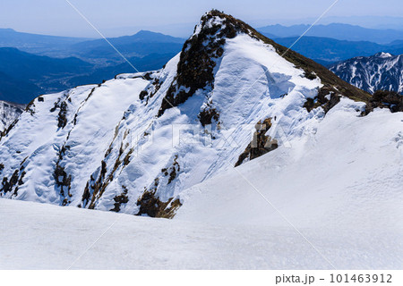 残雪期の谷川岳・オキノ耳から見るトマノ耳 残雪期の谷川岳・オキノ耳から見るトマノ耳 101463912