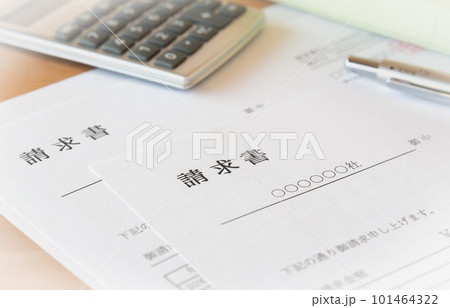 請求書　経理　インボイス制度　ビジネス 101464322