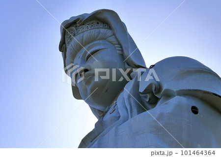 太陽を後ろにする白衣観音 101464364