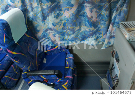 博多-出雲間を繋ぐ高速夜行バス「出雲ドリーム博多号」の車内の座席_1 博多-出雲間を繋ぐ高速夜行バス「出雲ドリーム博多号」の車内の座席_1 101464675