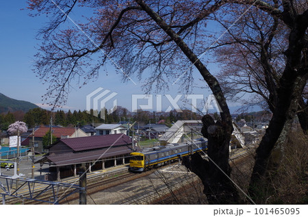 JR洗馬駅の桜と電車 101465095