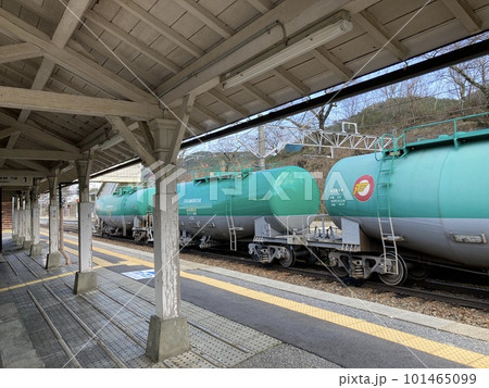 JR洗馬駅の桜と電車 101465099