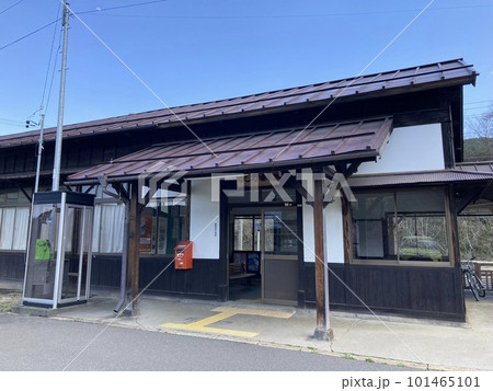 JR洗馬駅の桜と電車 101465101