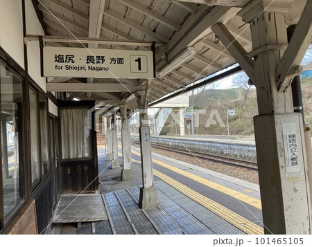 JR洗馬駅の桜と電車 101465105