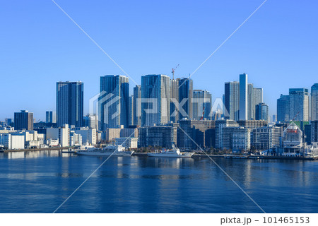 東京湾レインボーブリッジから見る晴海ふ頭とタワマン群 101465153