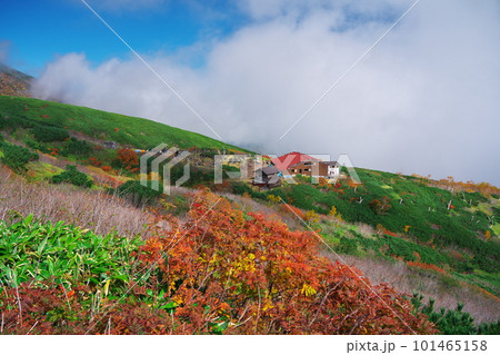 秋の黒沢口コース8合目付近から木曽御嶽山 黒澤口八合目山小屋 女人堂方面を臨む 101465158