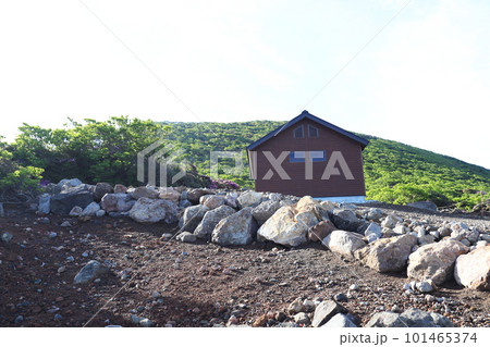 山小屋と韓国岳の山頂 山小屋と韓国岳の山頂 101465374