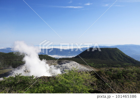 水蒸気が上がる硫黄山の美しい景色 101465386