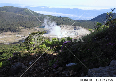春の硫黄山と不動池の景色 101465390