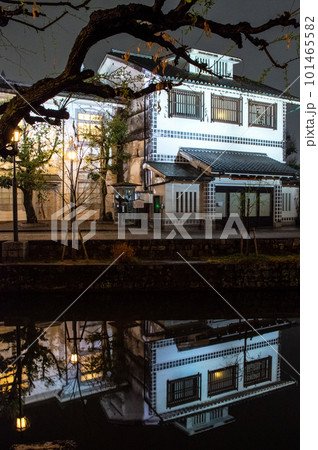 ライトアップされた倉敷川の水面に反射する建物　岡山県 101465582