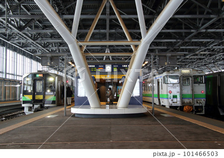 冬の旭川駅に停車中の宗谷本線H100・石北本線キハ40 101466503