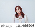 白いブラウス姿の若い女性 101466506