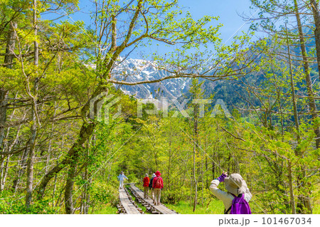 【絶景】初夏の上高地 登山者【長野県】 【絶景】初夏の上高地 登山者【長野県】 101467034