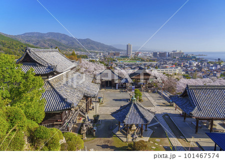 滋賀　三井寺展望台から見下ろす歓音堂（南院札所伽藍）　 101467574