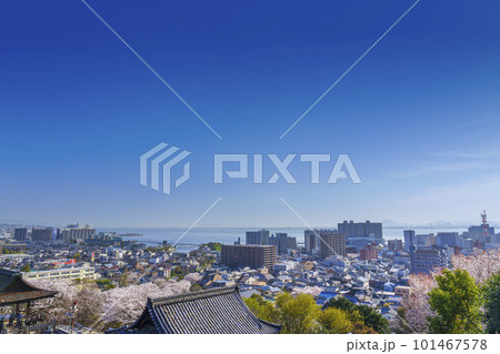 滋賀　三井寺展望台から見下ろす大津市街（南院札所伽藍）　 101467578